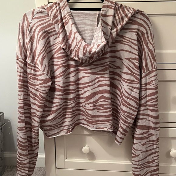 Onzie Weekend Cropped Hoddie Camel Zebra Print - Picture 8 of 10